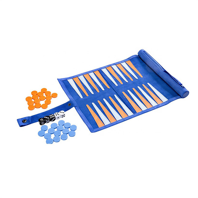 Rollo de backgammon de gamuza sintética con damas acrílicas, puntos azules y naranjas